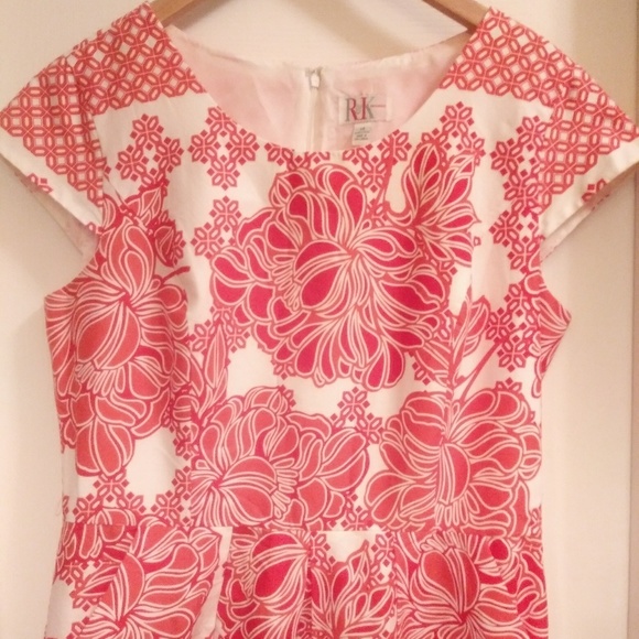 Very Pretty Dress marked 14 but runs smaller - Picture 3 of 4